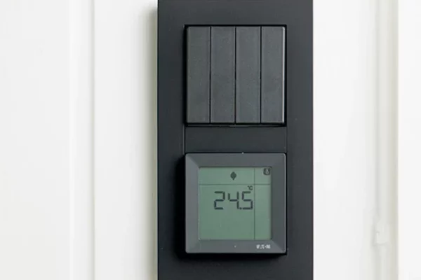 Eaton-xComfort-bryter-termostat-16-9